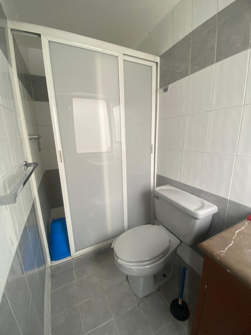 Baño privado con regadera y sanitario
