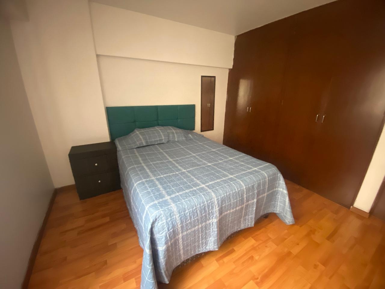 Habitación 3 con cama, buró y clóset de madera