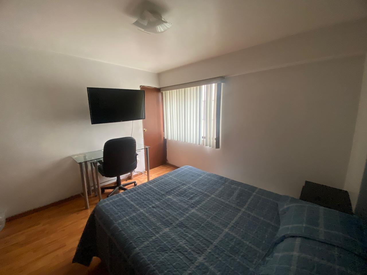 Habitación 3 con escritorio y televisión