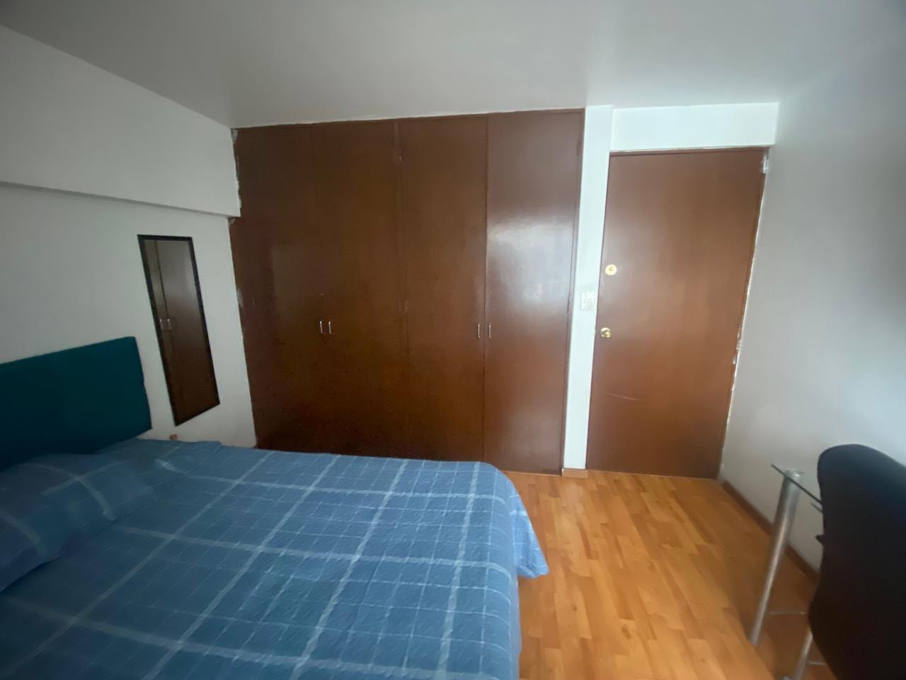 Habitación 3 con clóset amplio de madera