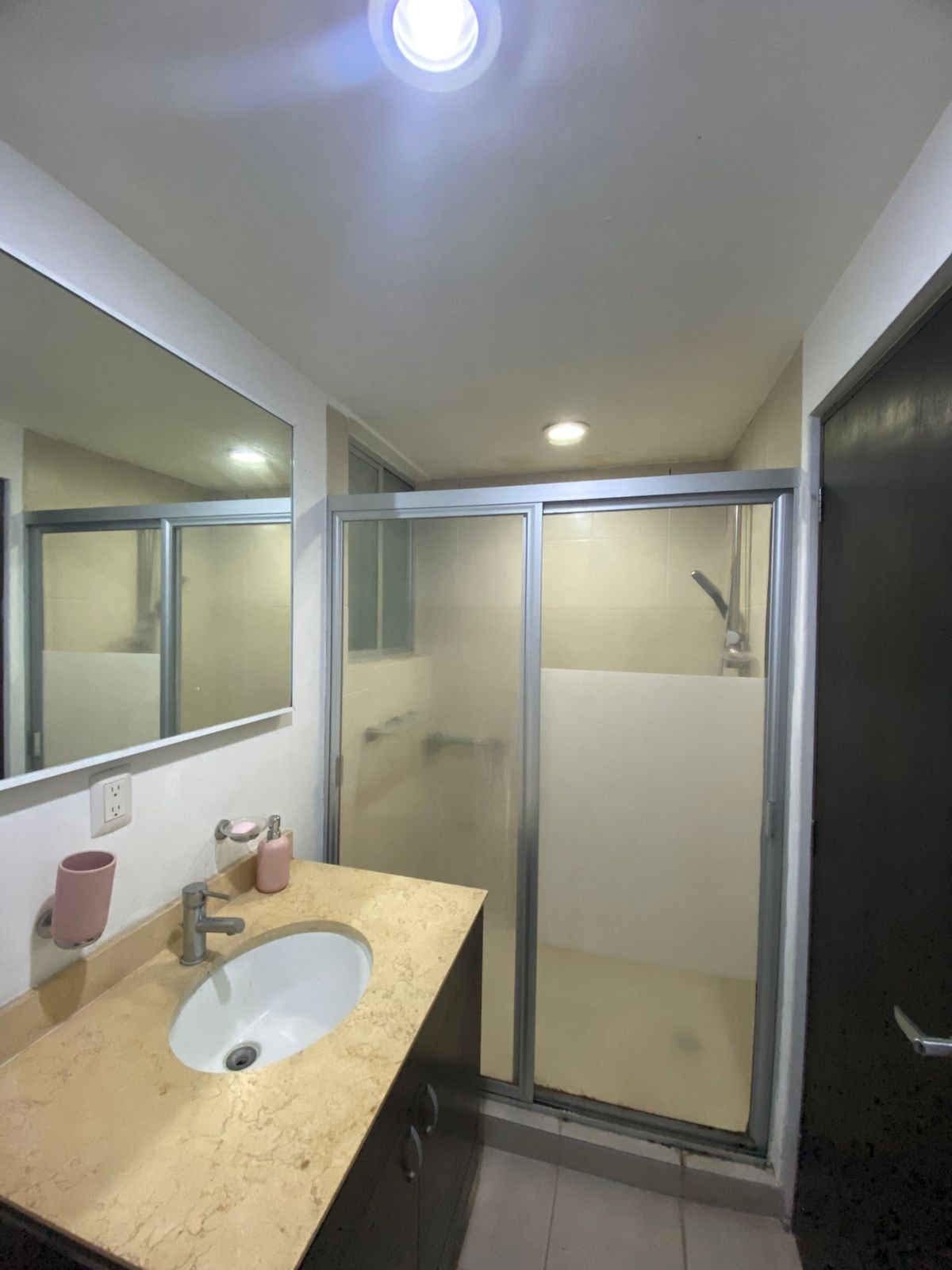 Baño con regadera y lavabo de mármol