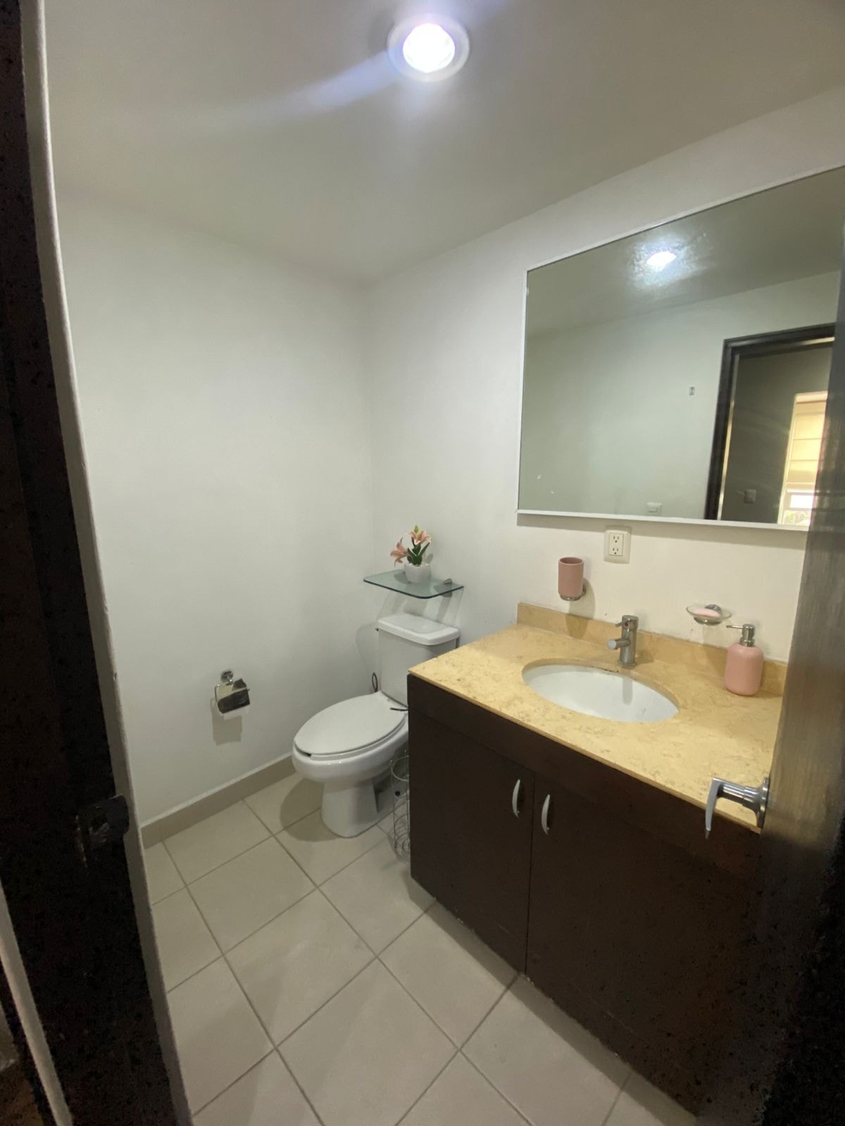 Baño completo con lavabo y espejo