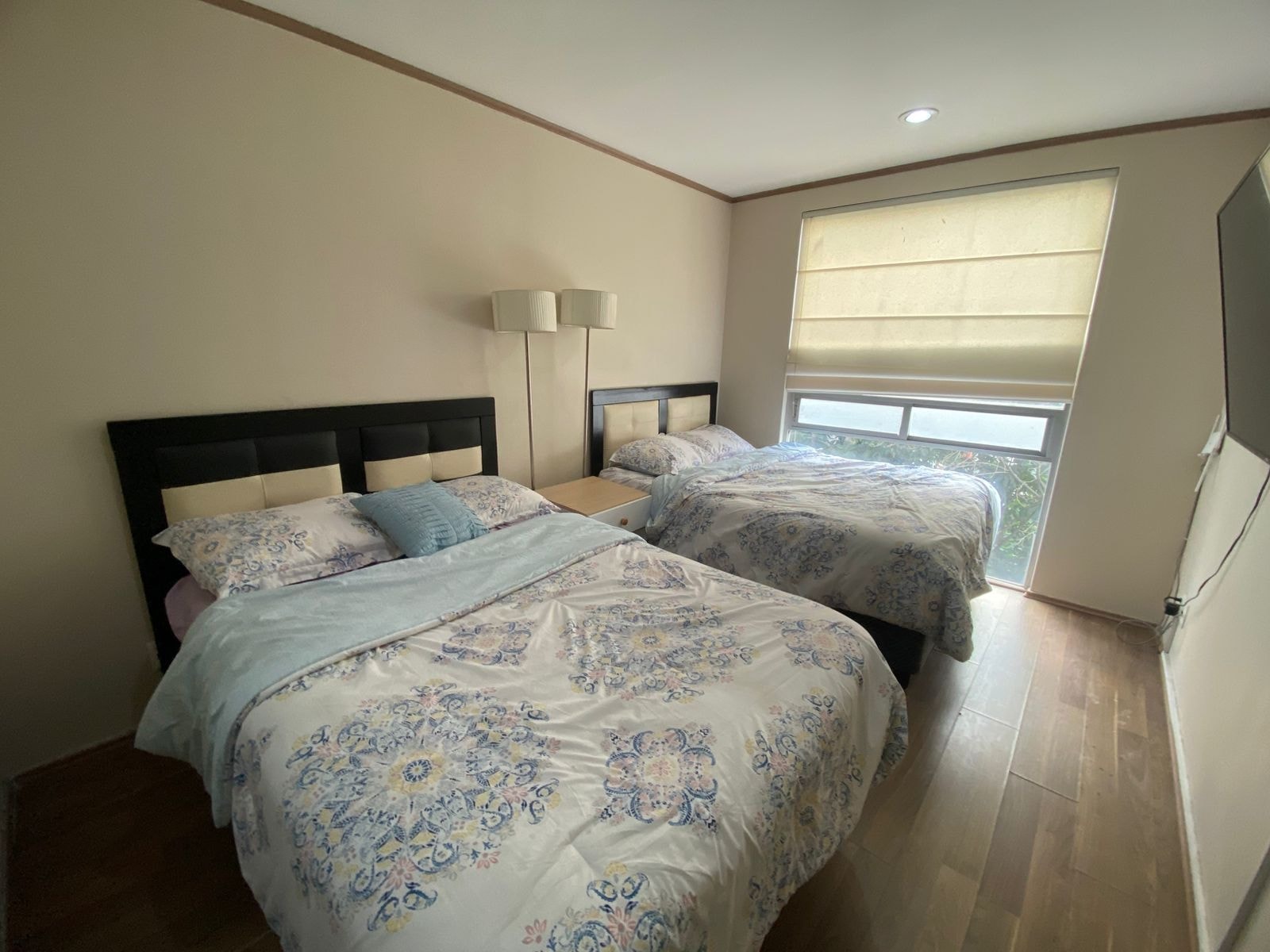 Habitación con dos camas y televisión