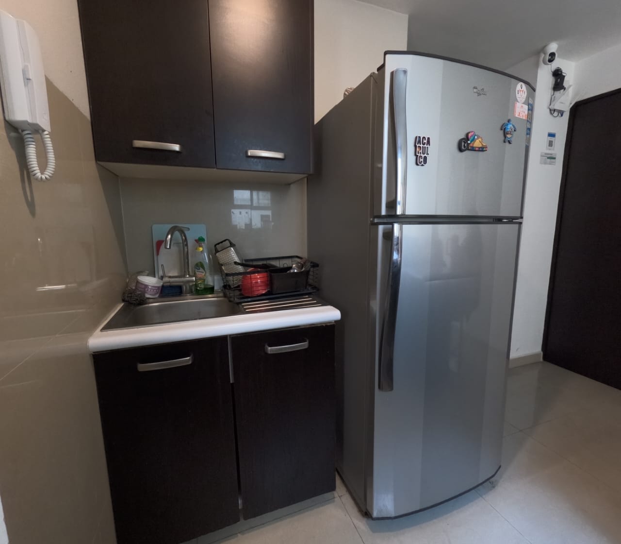 Cocina equipada con refrigerador de acero