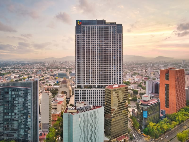 Agente inmobiliario mostrando departamento moderno