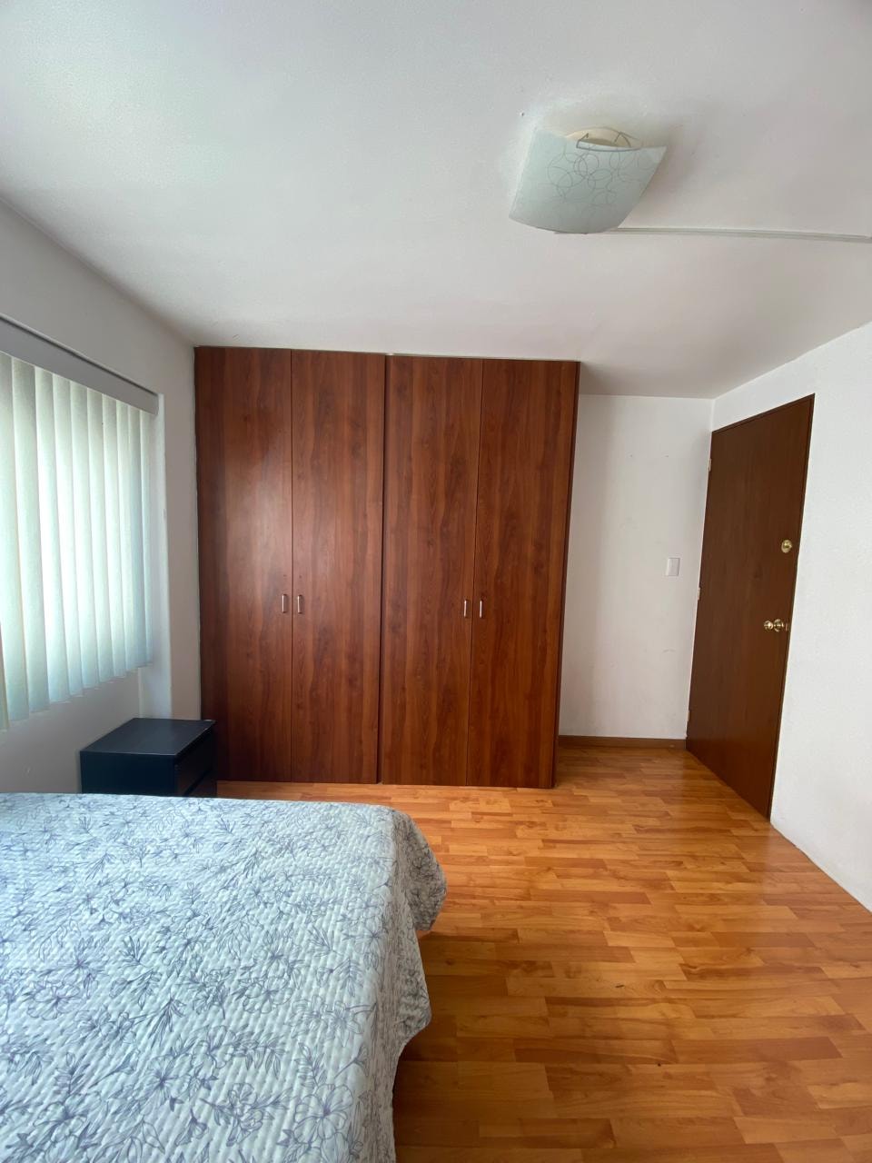 Habitación amueblada con clóset y ventana