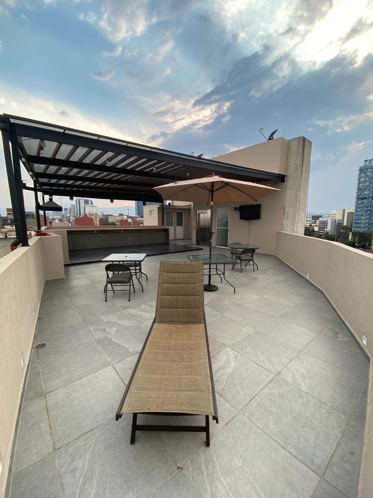Roof garden con pérgola y vista panorámica