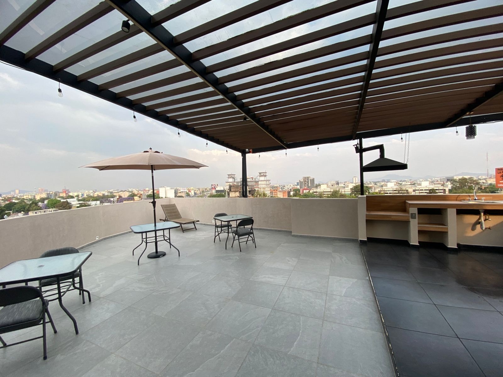 Roof garden moderno con vista a la ciudad