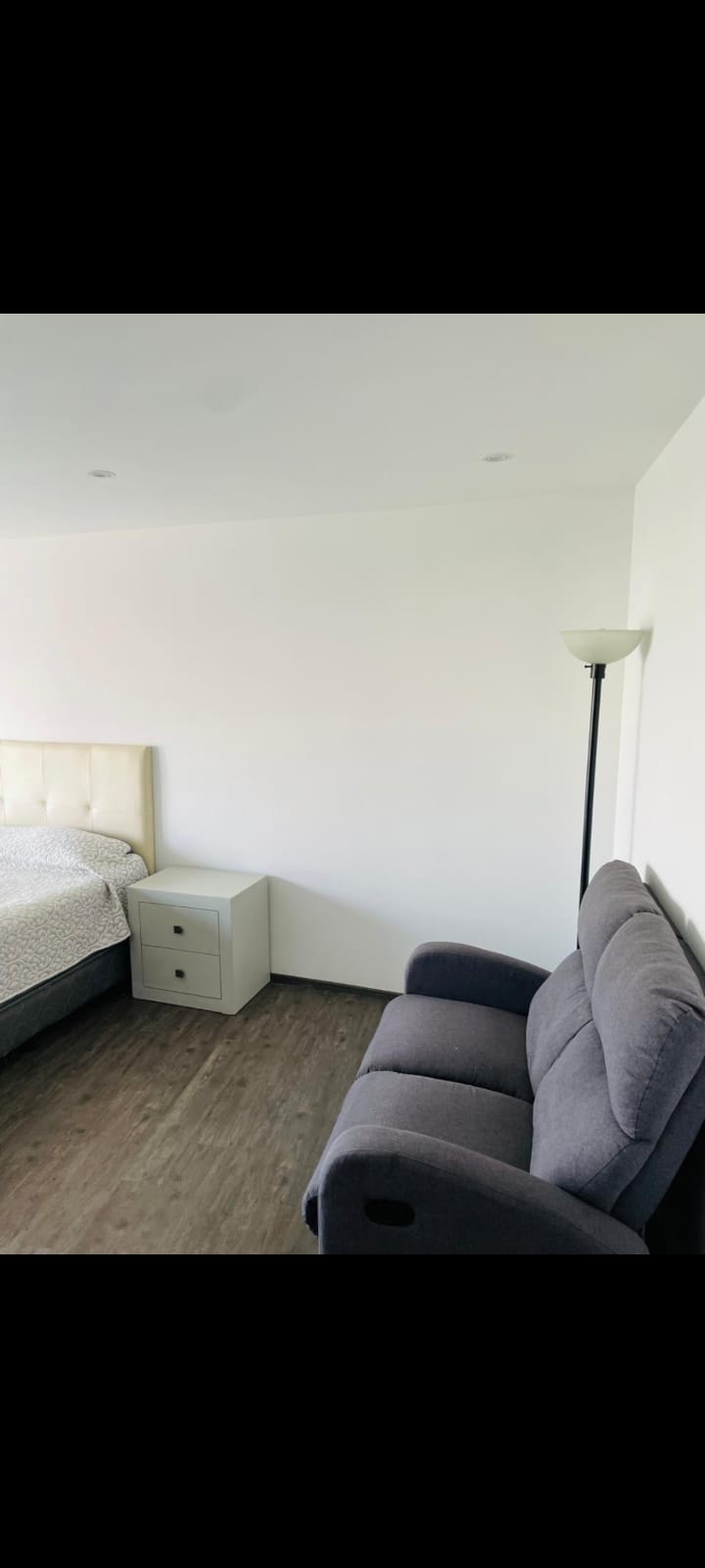 Habitación con sillón reclinable y ventana