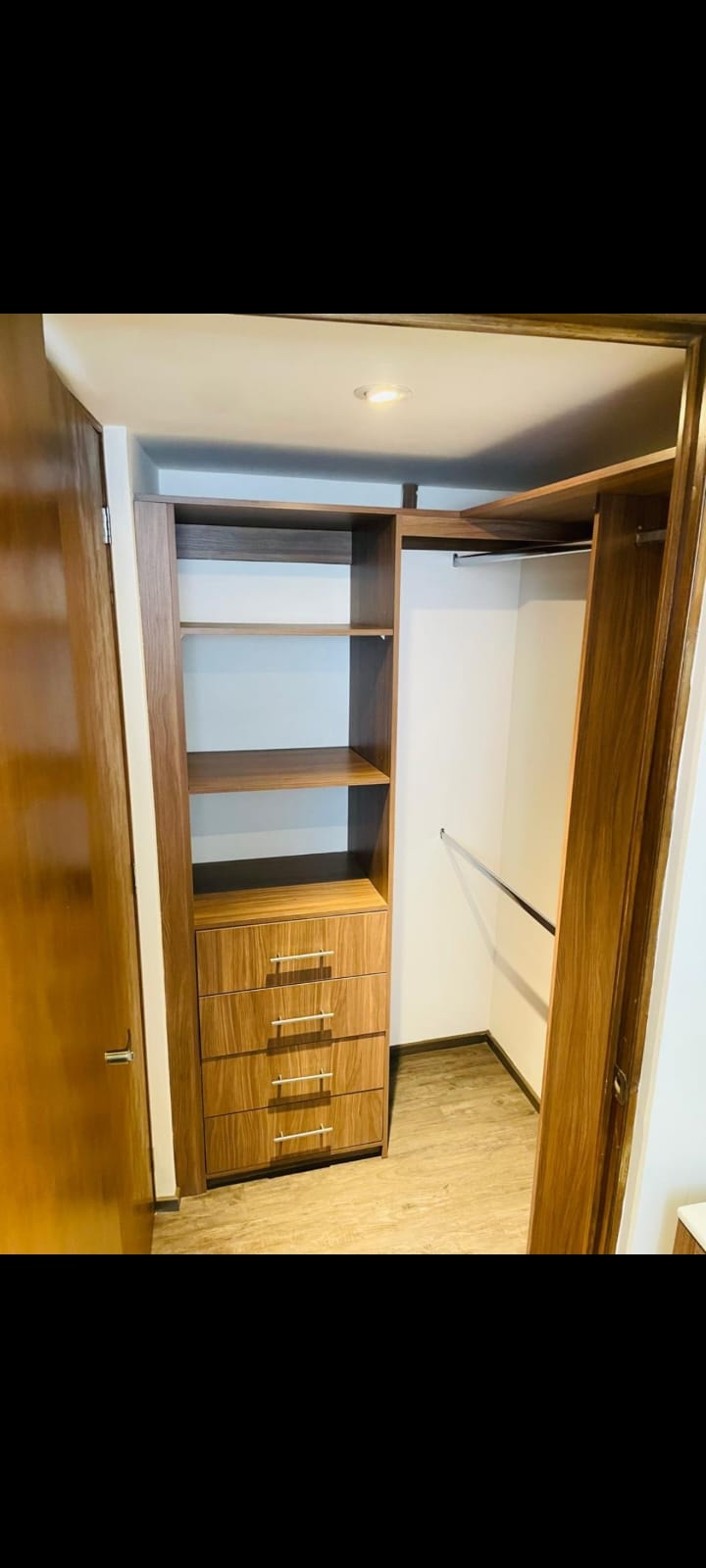 Walk-in clóset con estantes de madera