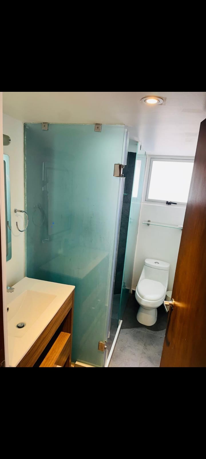 Baño privado con regadera de vidrio
