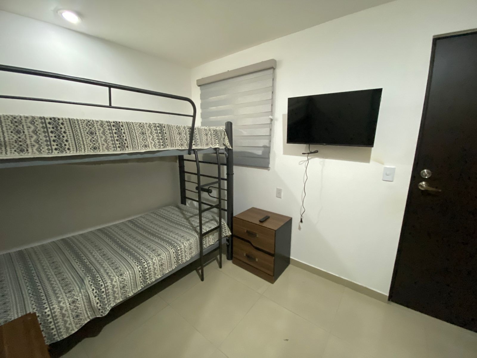 Habitación con litera y televisión