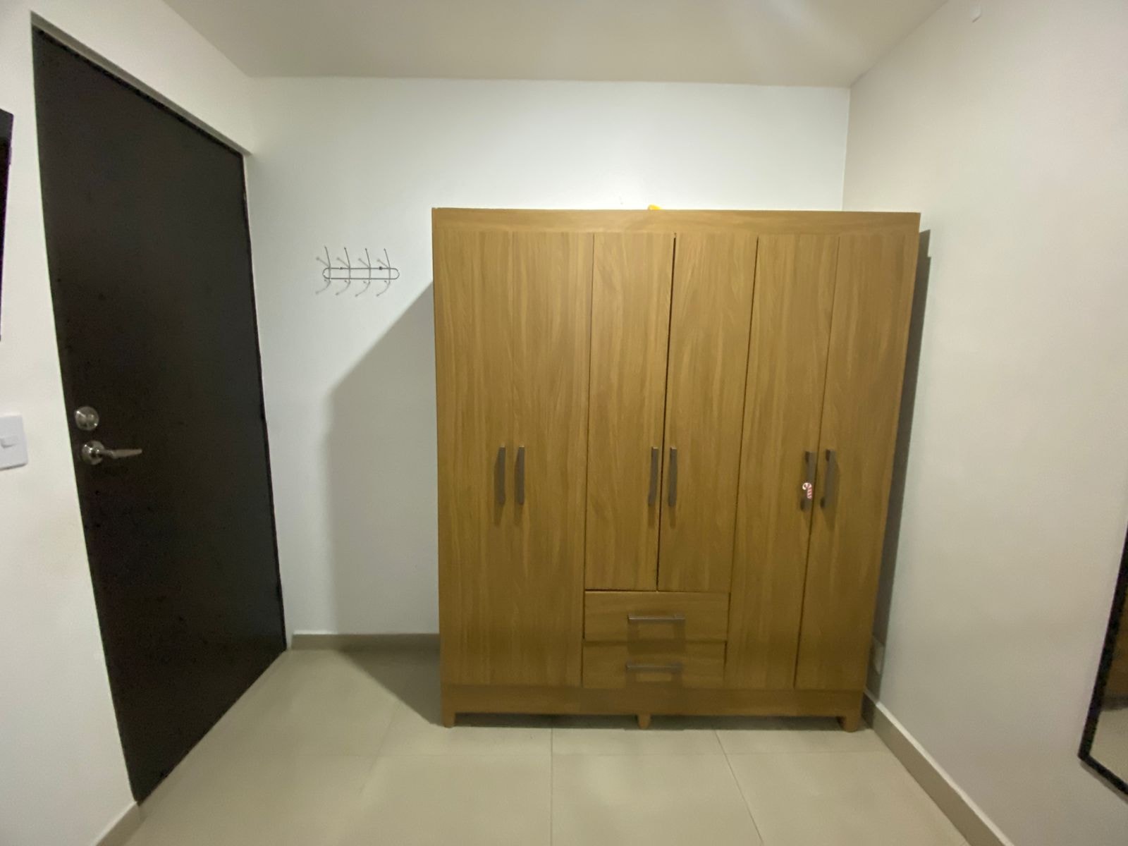 Clóset de madera en habitación minimalista