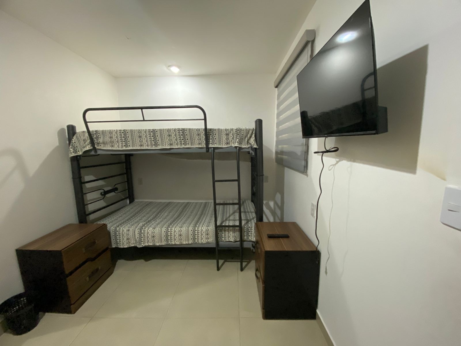 Habitación con litera y televisión